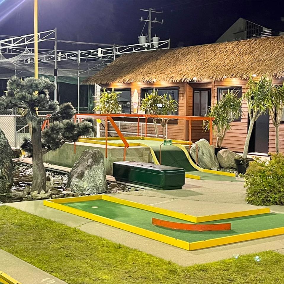 Vue du plateau en soirée au mini-putt Vanier