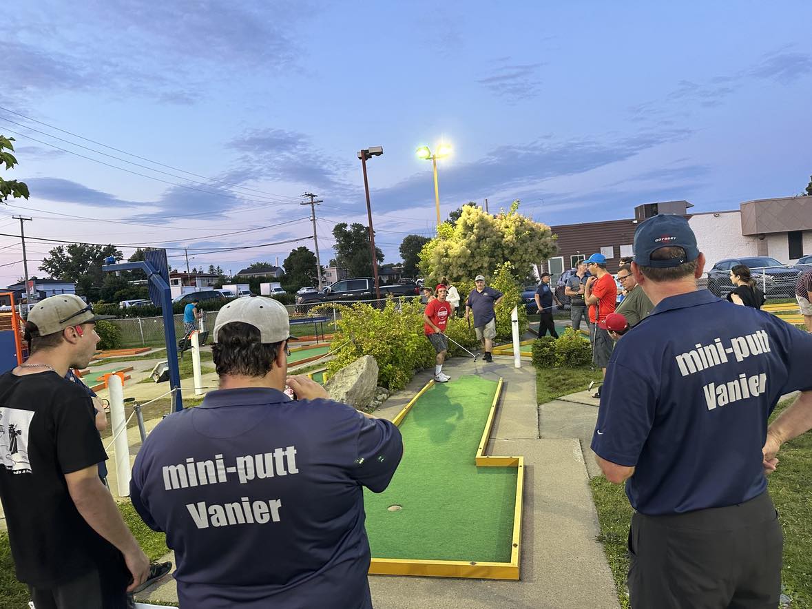 Lors du concours du trou chanceux au mini-putt Vanier