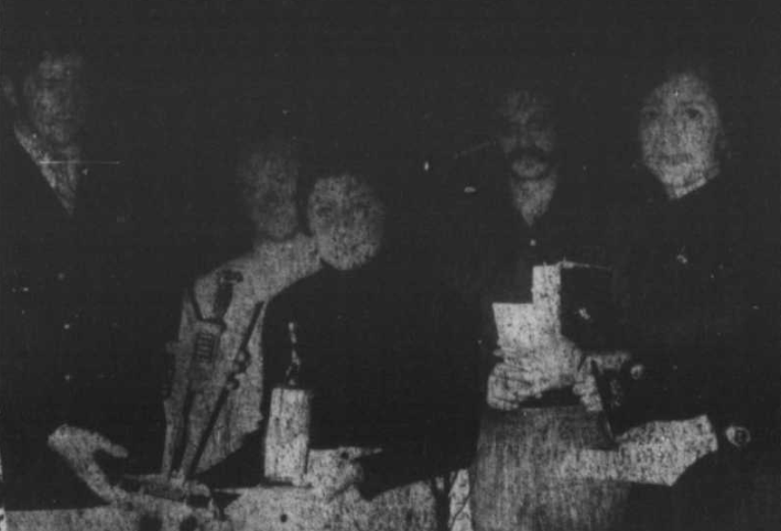 On remet ici les trophées au twosome gagnant de la section féminine. De gauche à droite: M. Yvan Larivée de Pepsi-Cola, Mme Colette Jodoin qui reçoit le trophée perpétuel, M. Gracien Cournoyer, propriétaire du Mini-Putt et Rolande Chartier qui tient une réplique du trophée perpétuel donné par la Cie Henri Denis Ltée. Les répliques et une bourse d'argent ont été données par Pepsi-Cola.