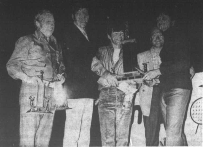 La section senior du tournoi a été gagnée par le twosome Edisbury-Savaria. On voit ici M. Roger Charbonneau, du Mini-Putt de Montréal, M. Yvan Larivée de Pepsi-Cola, (Johnny) John Edisbury et Yvan Savaria co-récipiendaire du trophée perpétuel Pepsi. Le maire Philippe Vézina assistait à la remise des trophées et on le voit ici surveilland l'opération.