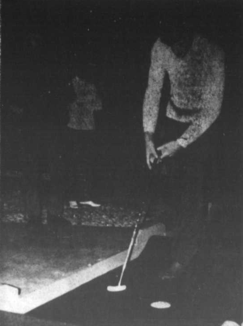 De nombreux spectateurs ont suivi de près les performances des joueurs lors du tournoi. On voit ici M. Philippe Vincent terminant un trou vers la fin du parcours. Il faisait partie du twosome qui s'est mérité la seconde place au tournoi, en compagnie de Yvon Goulet.